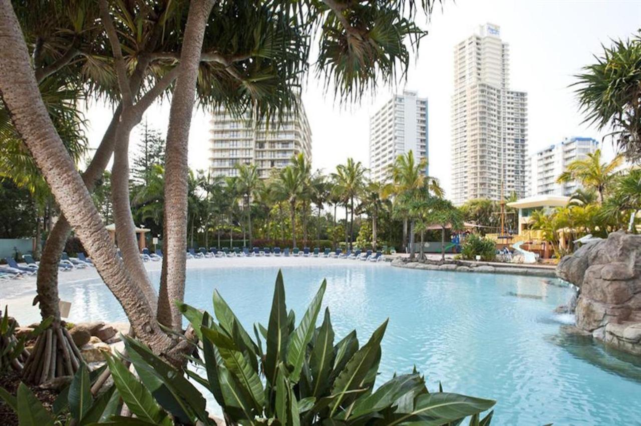 Crown Towers Apartment *